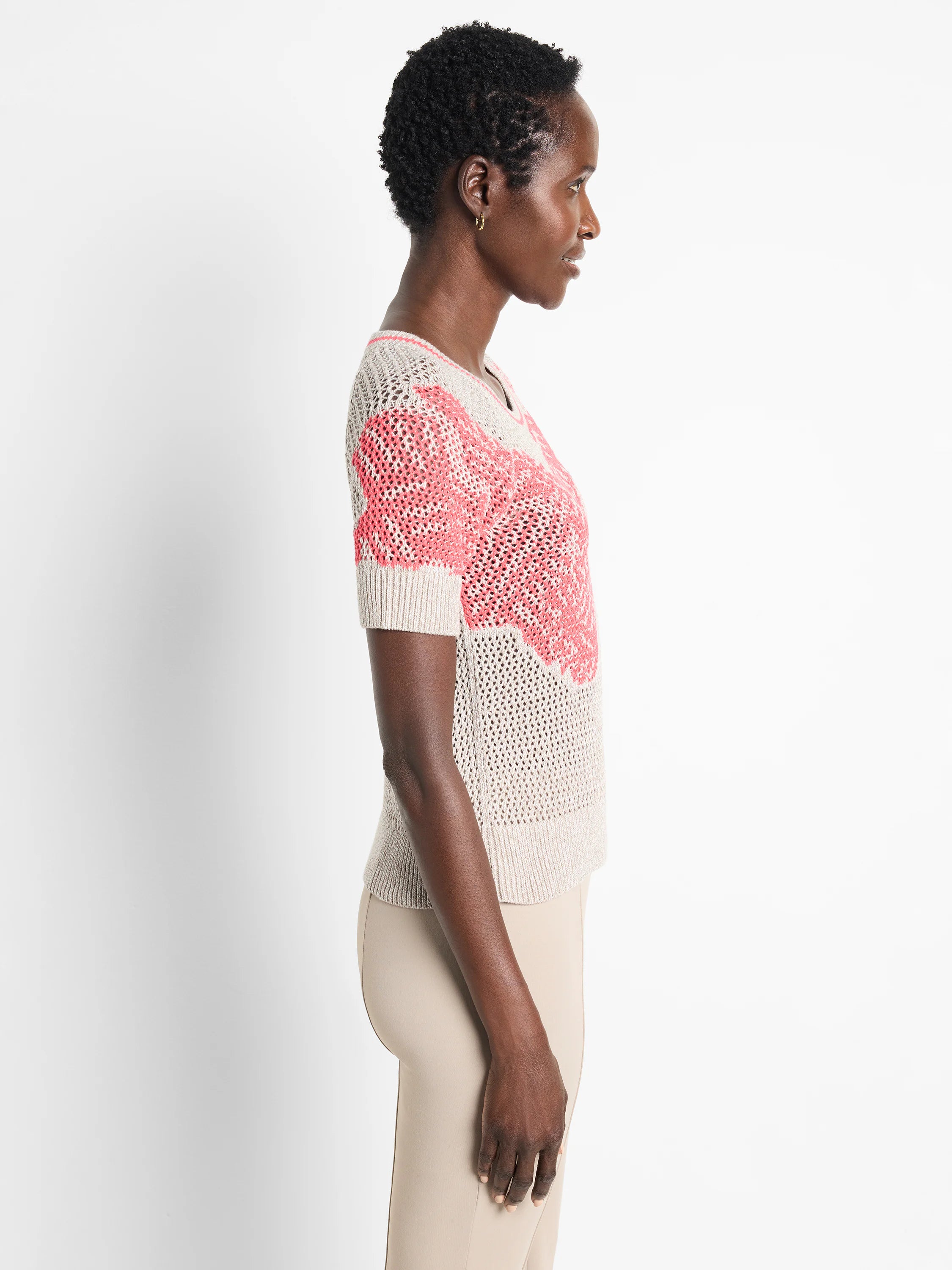 Beige short-sleeve mesh sweater with coral-pink pattern. Short sleeves, V-neck.