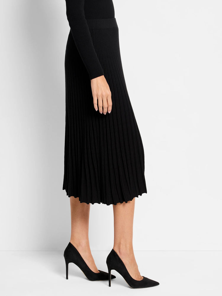 Black, vertically ribbed sweater skirt. Midi-length with a wavy hem.