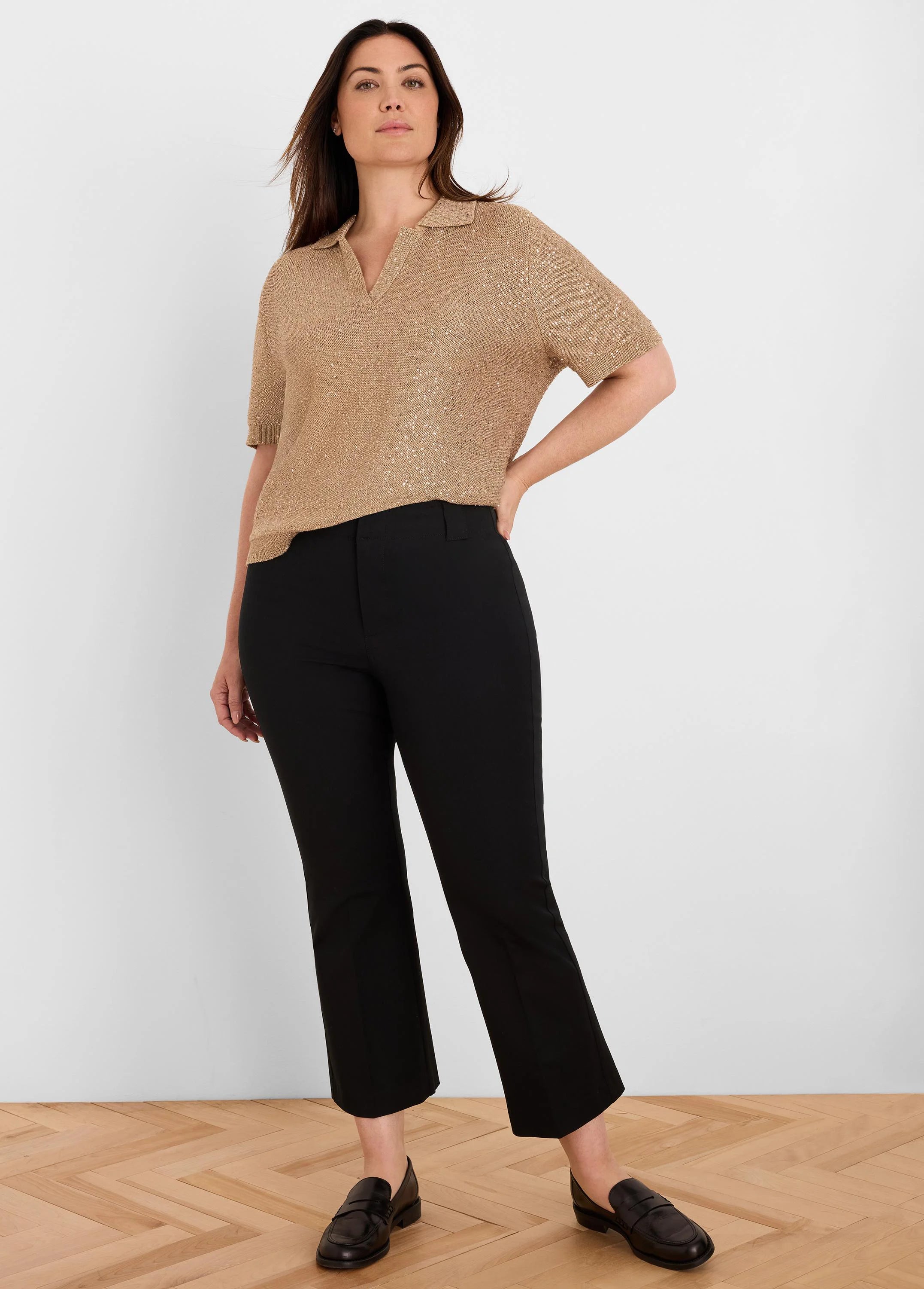 Short-sleeved gold sequin polo sweater with a collar and V-neck.