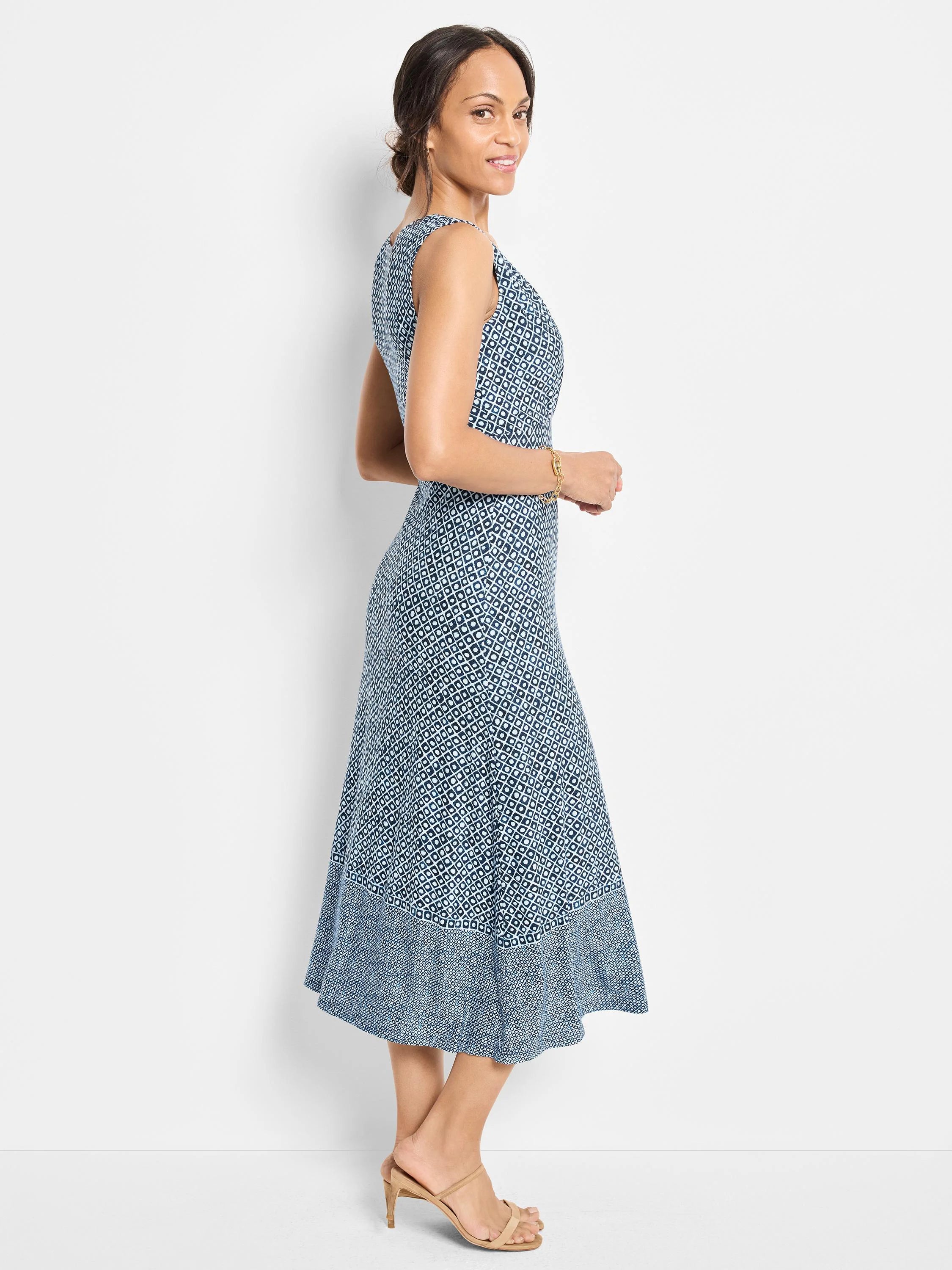 Sleeveless midi dress in blue and white geometric print. A-line skirt.