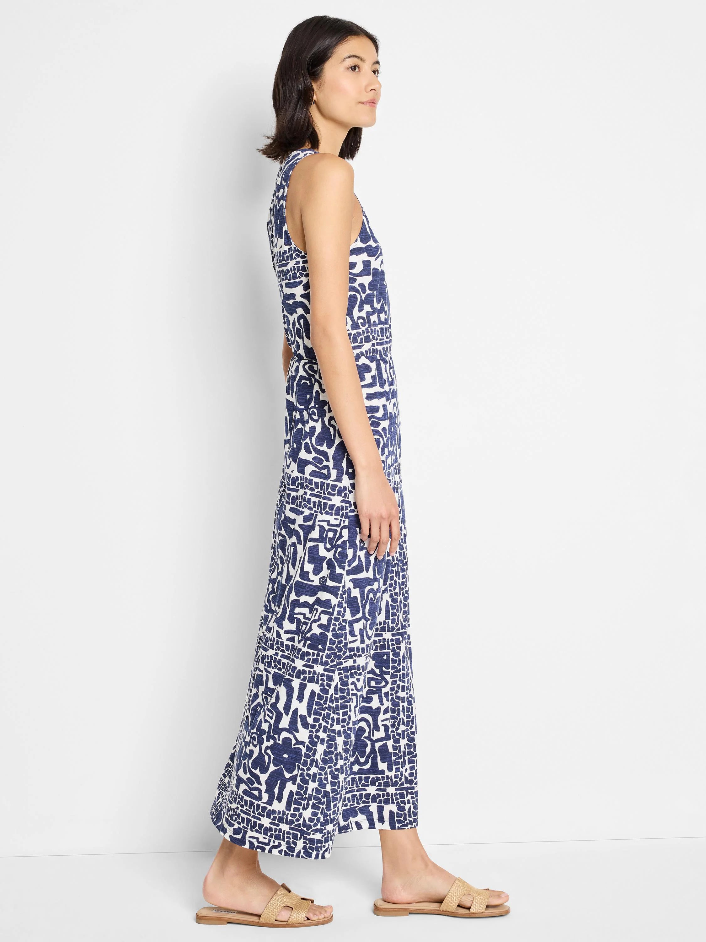 Maxi dress, sleeveless, navy blue and white abstract print.