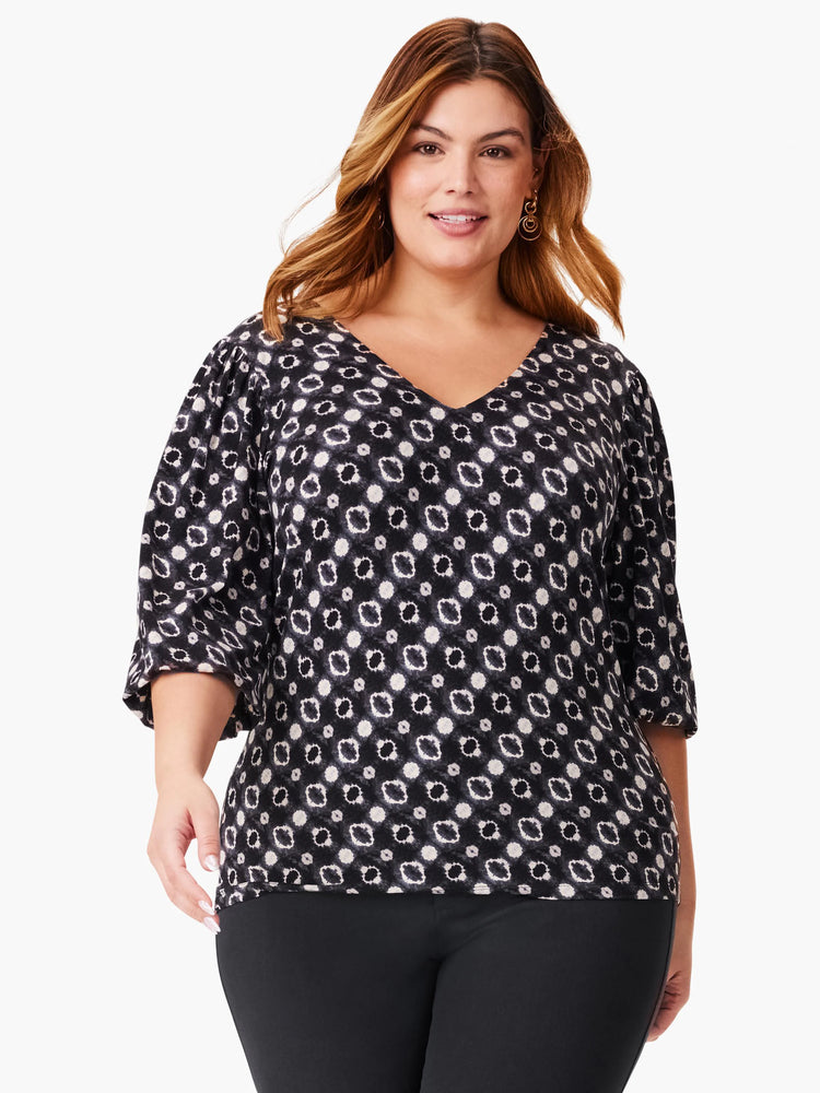 Black top with off-white shibori pattern, V-neck, and 3/4 puff sleeves.