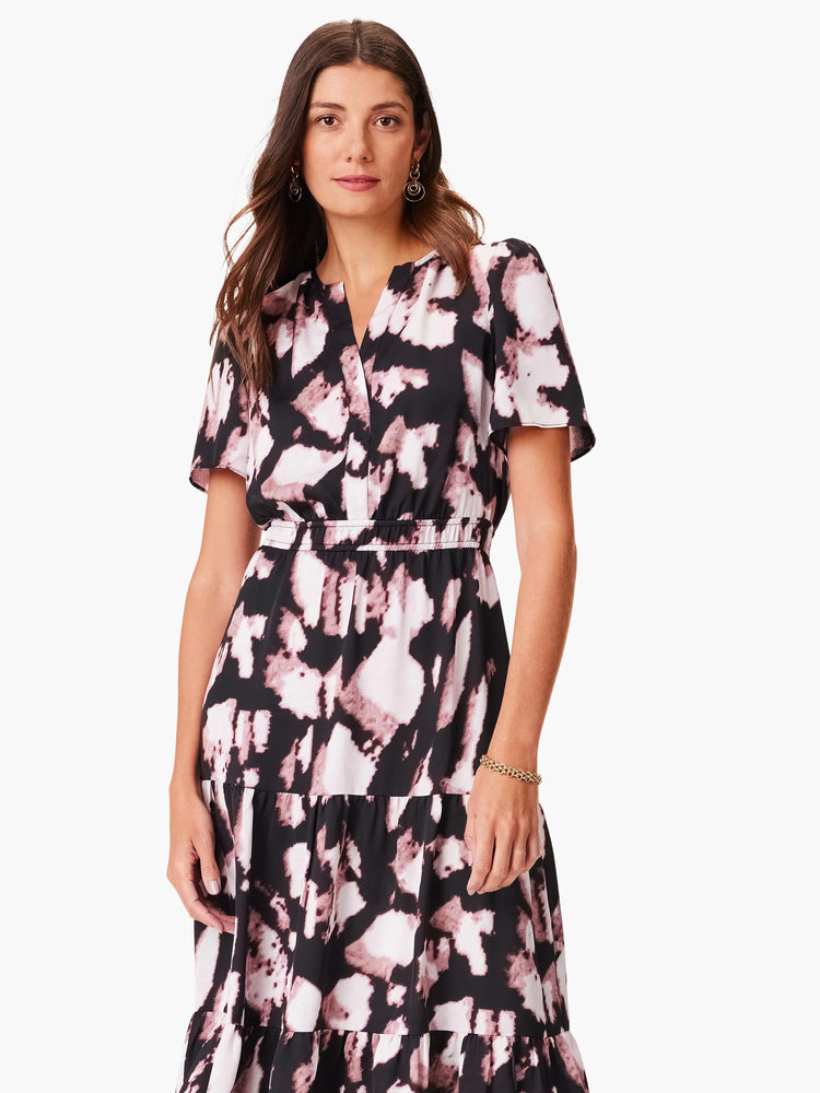 Midi dress, black and mauve tie-dye print, short sleeves, V-neck. Tiered skirt.