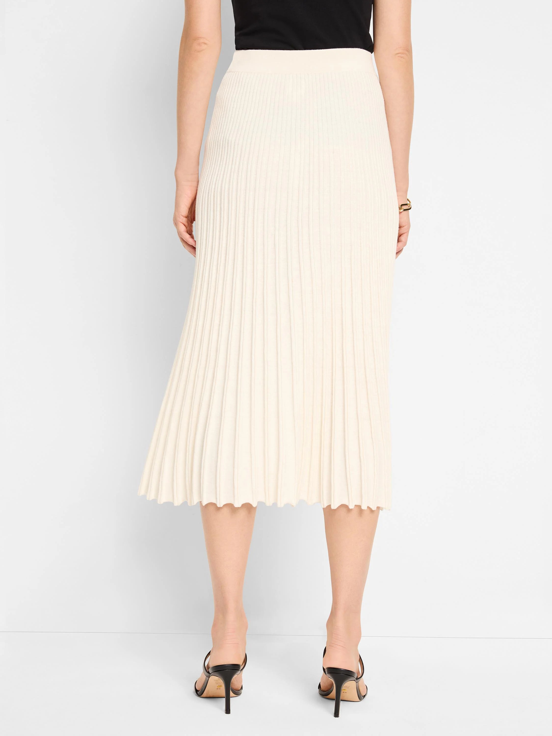 Off-white ribbed sweater skirt, midi length, with a scalloped hem.