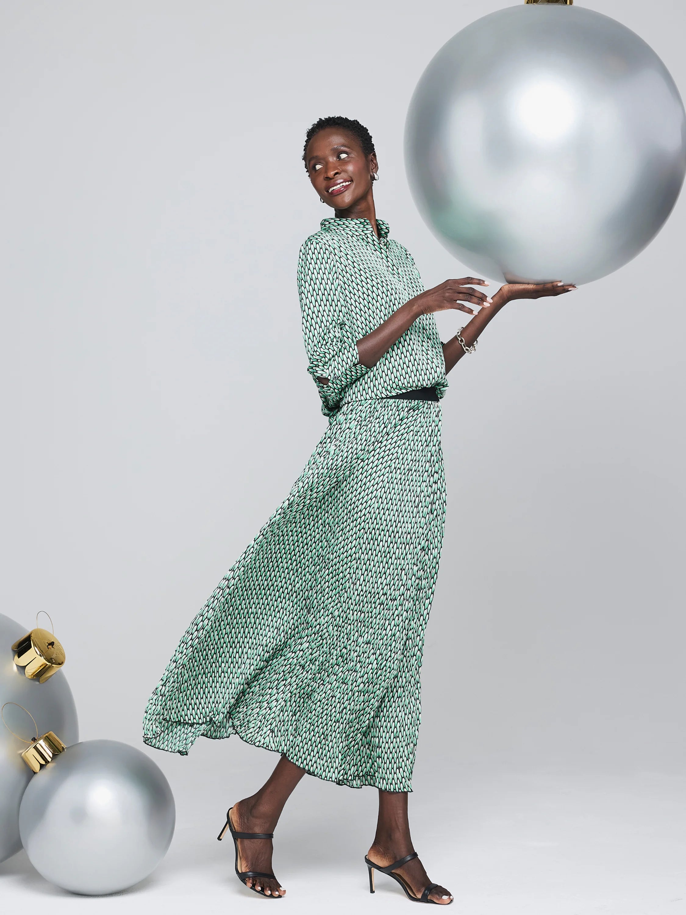 Green and black abstract dot midi skirt. Pleated.