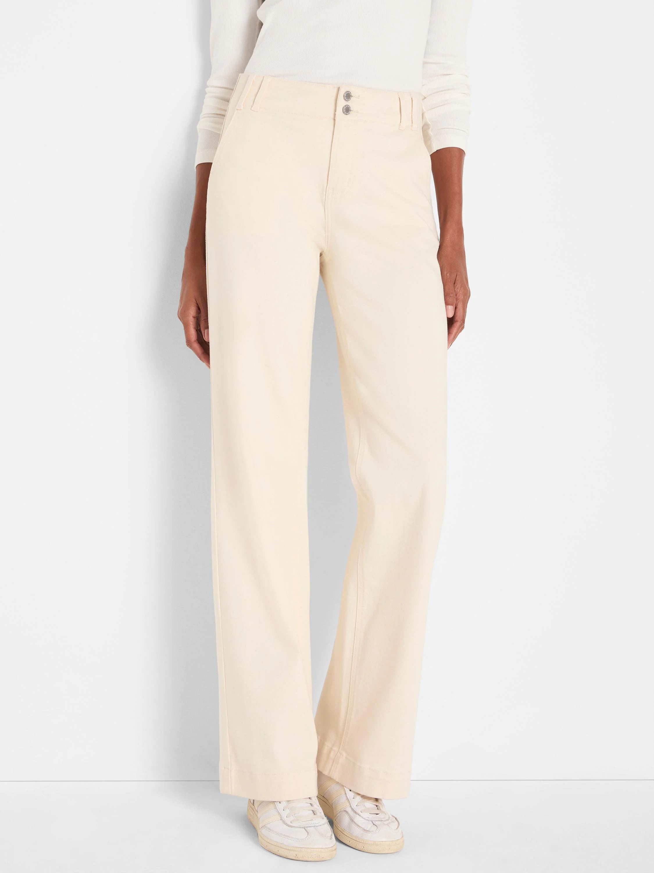 Cream wide-leg trouser jeans, high waist with two silver buttons.