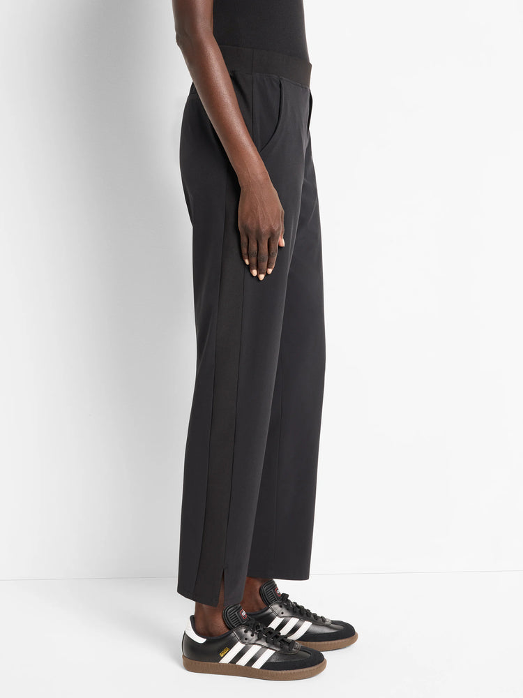 Black cropped pants with side seam detail.  Elastic waistband.