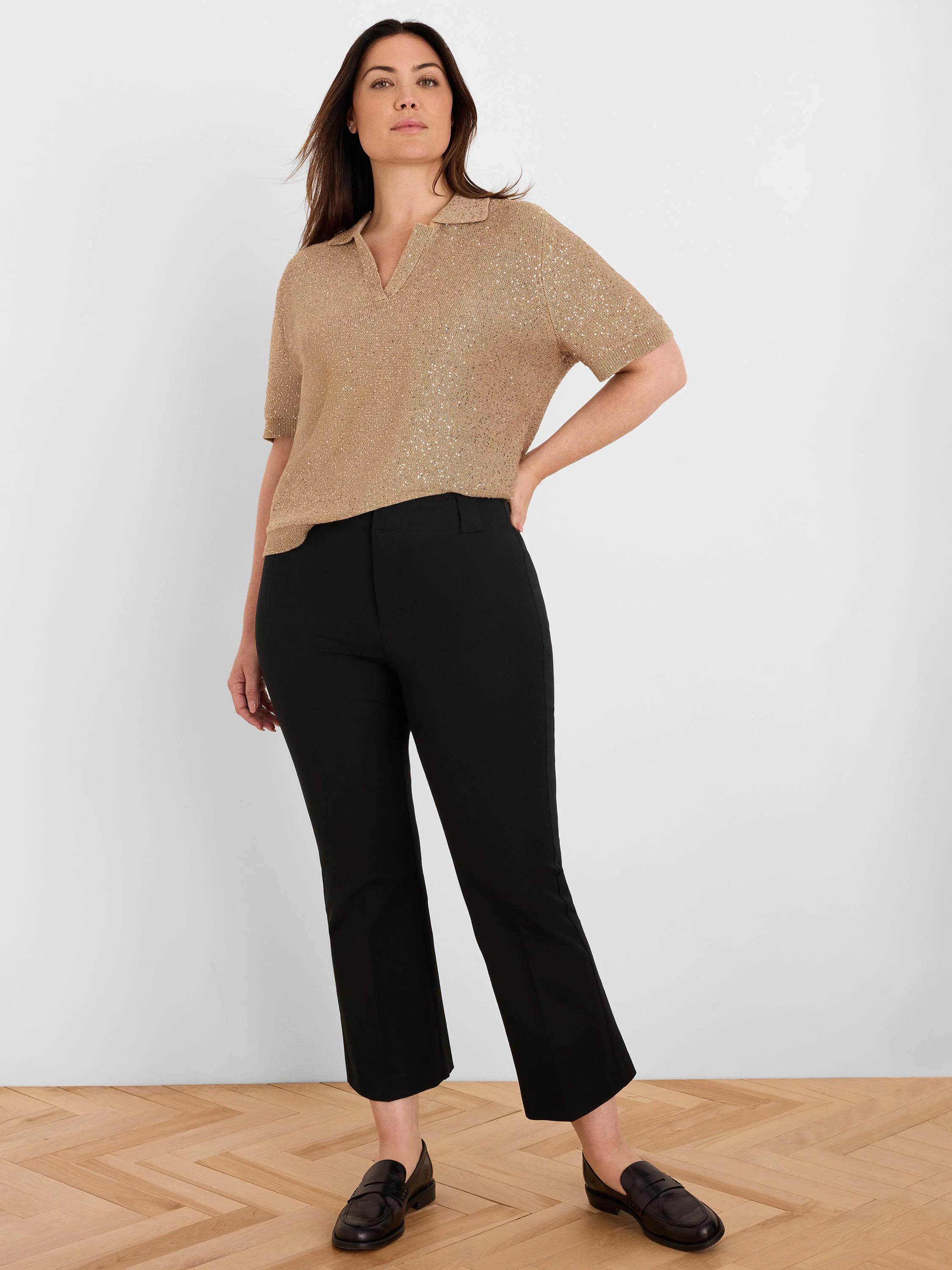 Short-sleeved gold sequin polo sweater with a collar and V-neck.