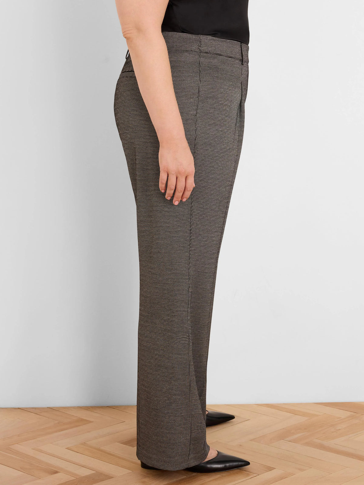 Wide-leg trousers in dark brown with a fine beige tweed pattern.