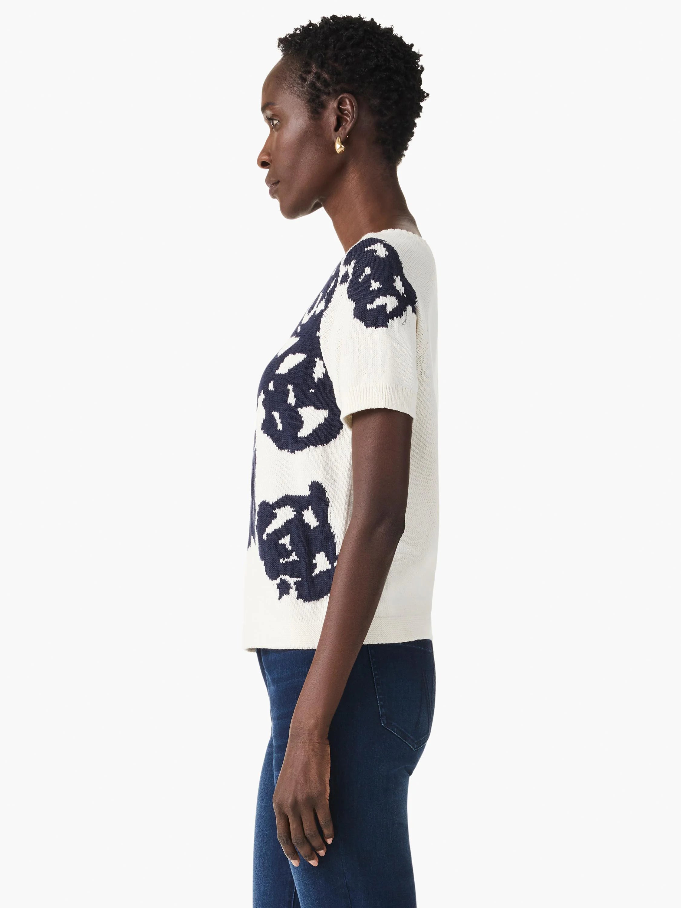 Cream short-sleeve sweater with dark blue abstract rose pattern, ribbed cuffs and hem.