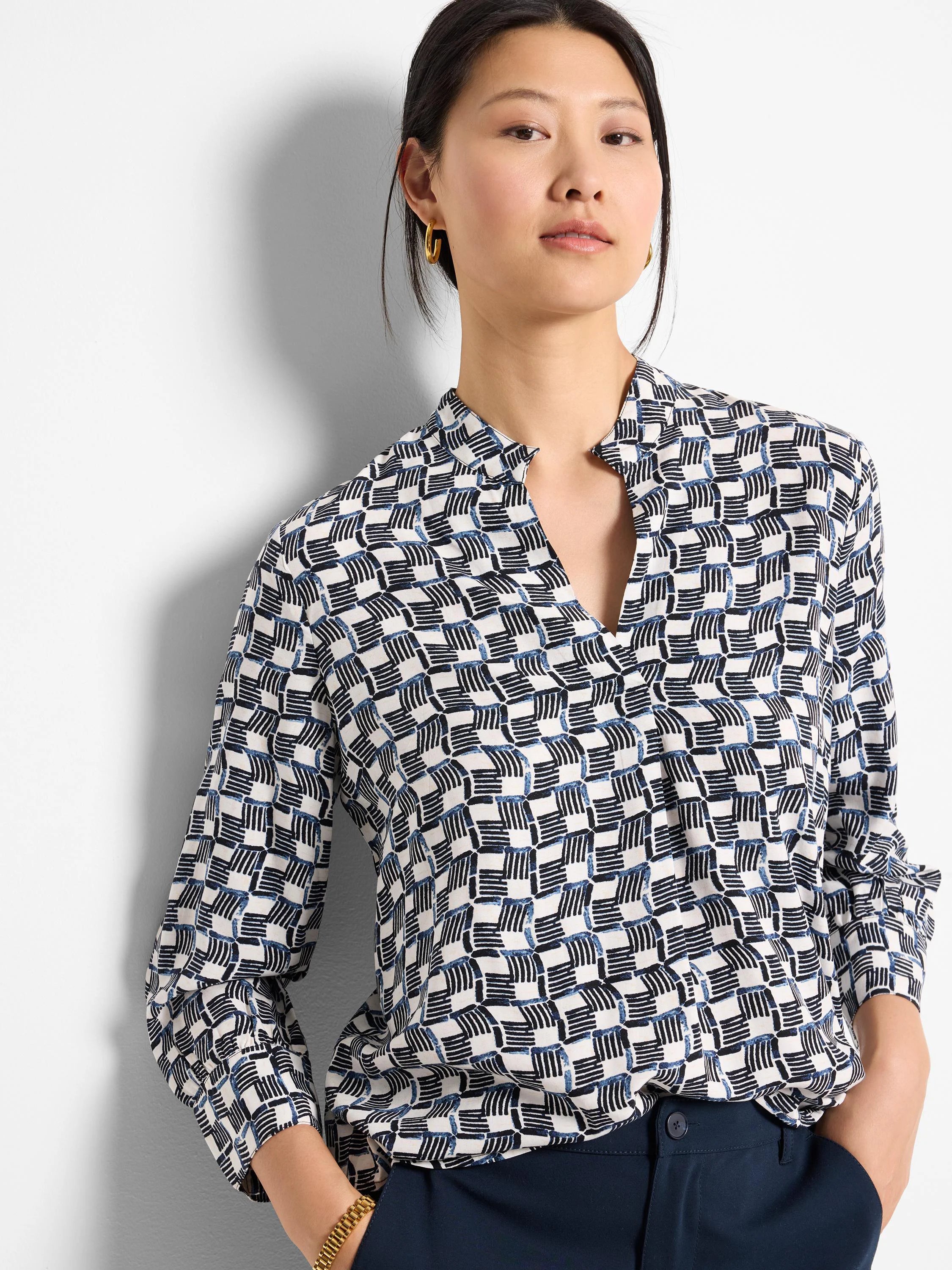 Off-white shirt with a geometric pattern in navy and dark blue. Three-quarter sleeves, V-neck.