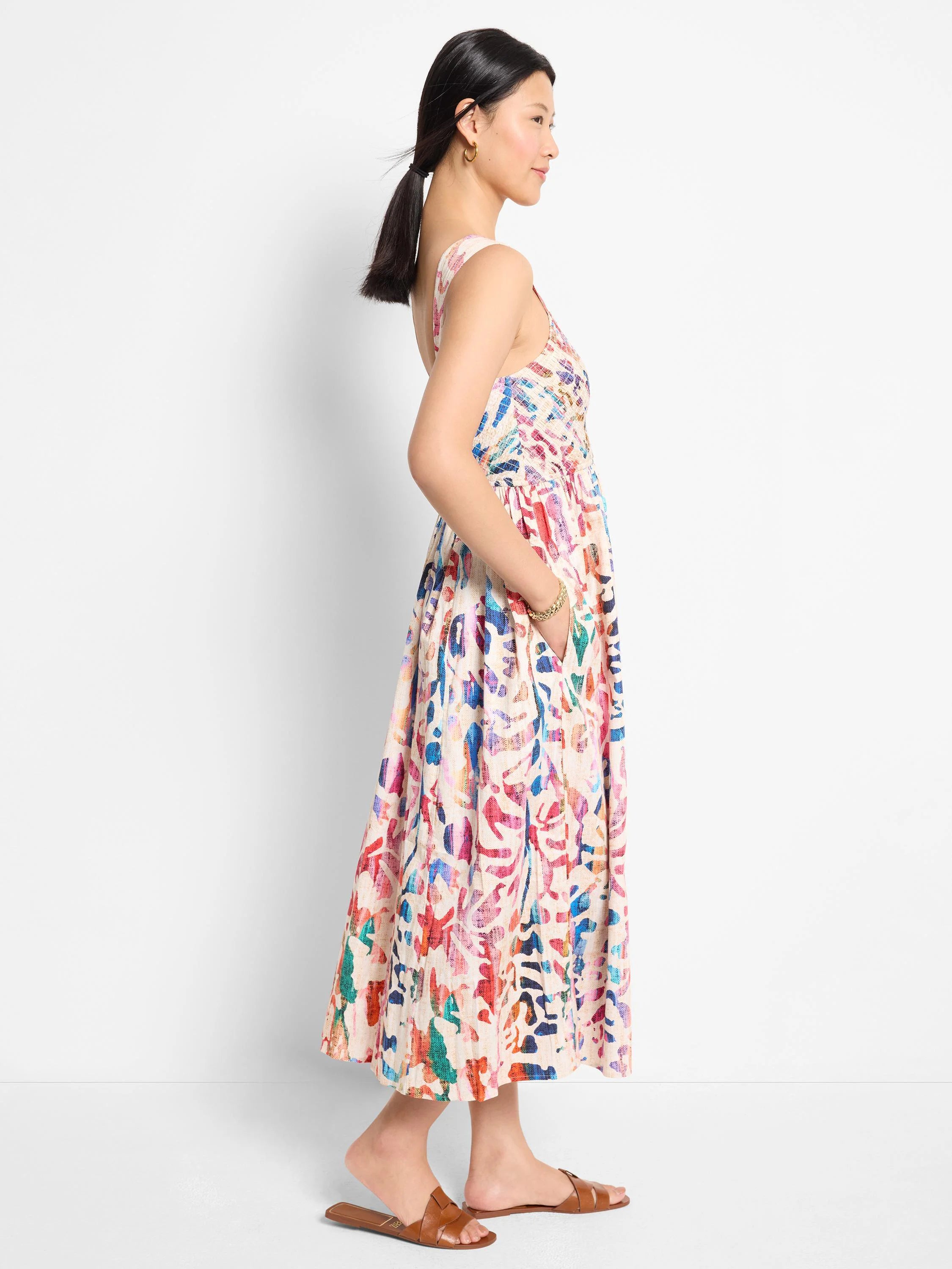 Midi dress, sleeveless, off-white base with multicolored abstract print (pink, blue, green).