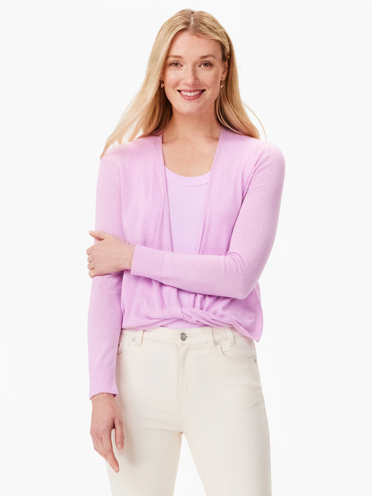 Lilac open cardigan, long-sleeved, tied at the waist, worn over a matching tank top and beige pants.