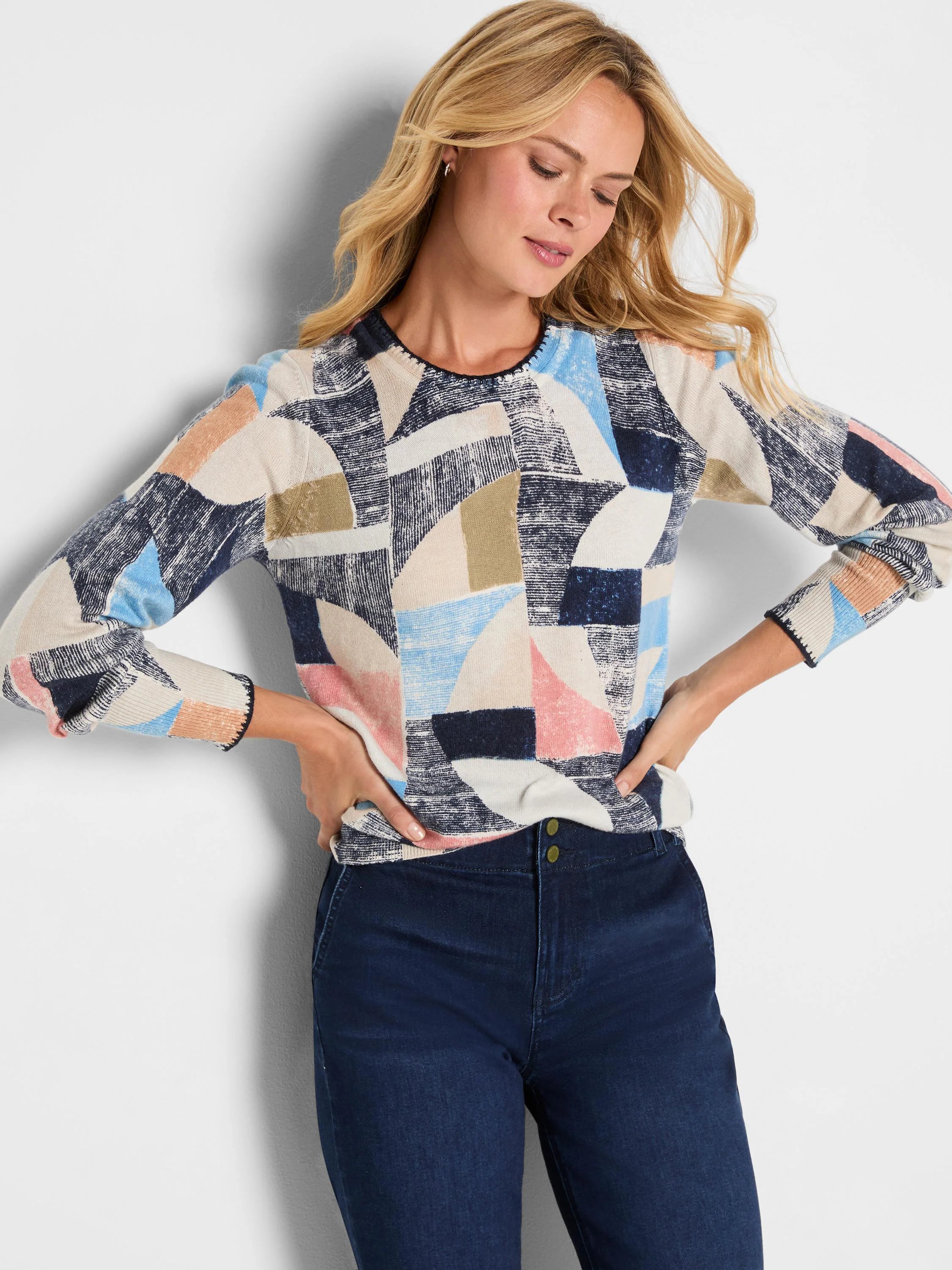 Sweater with abstract geometric pattern: navy, light blue, beige, peach, olive. Round neck, long sleeves.