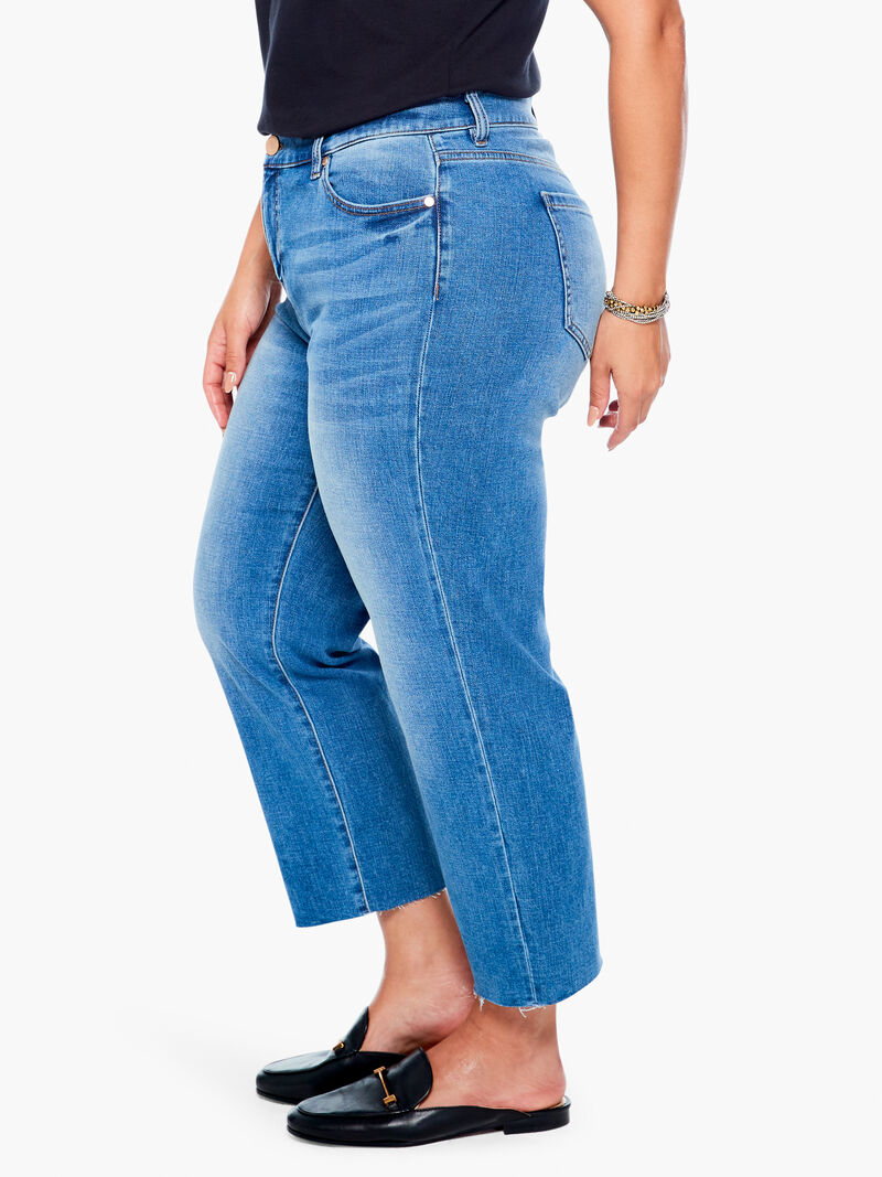 Woman Wears Liverpool - Crop Straight Jean W/ Fray Hem image number 2