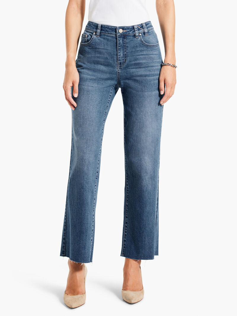 Woman Wears NZ Denim 28" Mid Rise Ankle Boyfriend Jeans image number 0