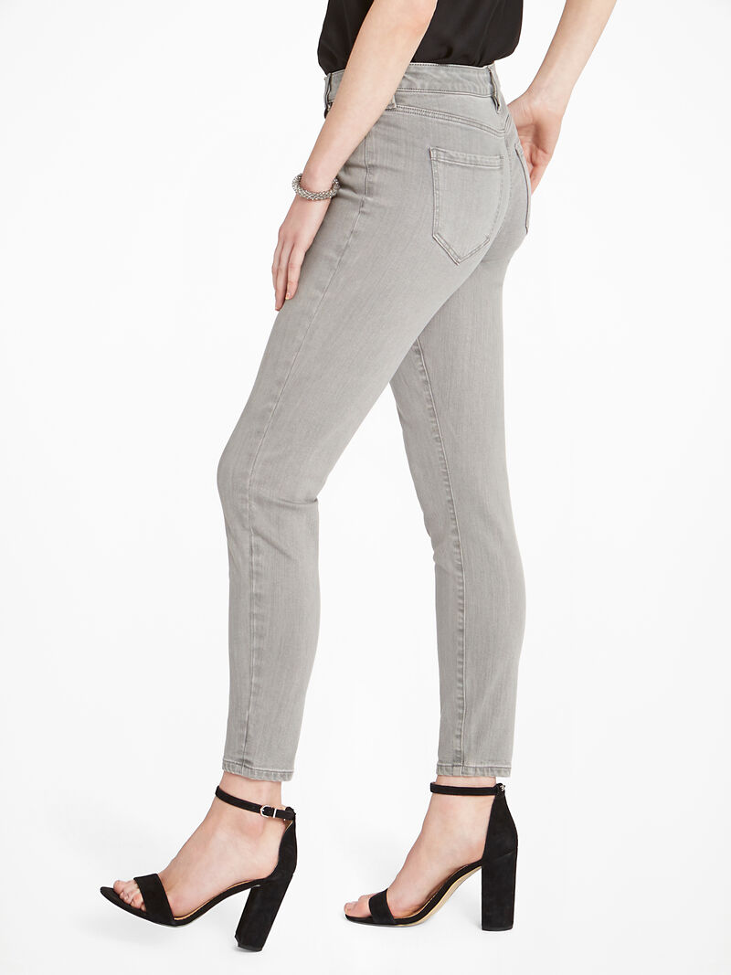 Woman Wears Liverpool Nic Skinny Jean image number 1
