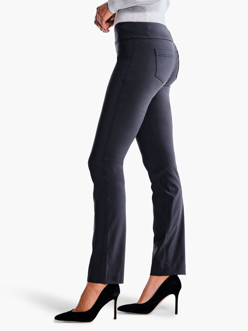 Woman Wears 29.5" Wonderstretch Pocket Straight Leg Pant image number 1