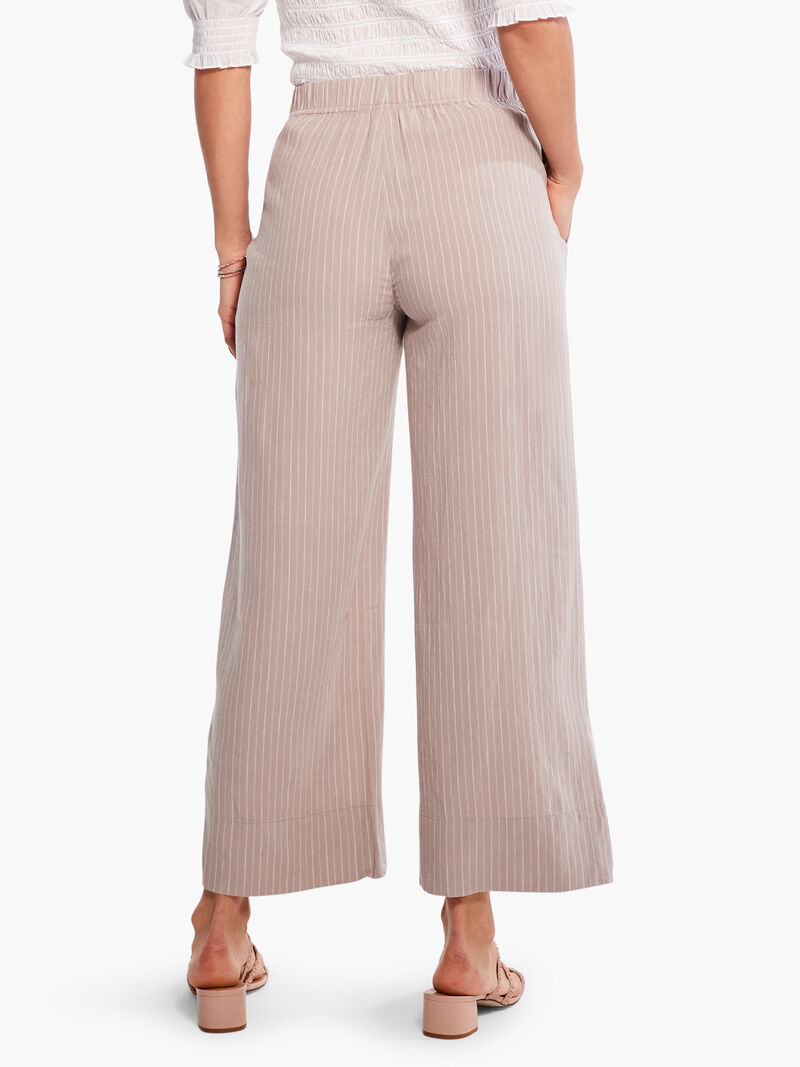 Woman Wears Central Park Wide-Leg Ankle Pant image number 3
