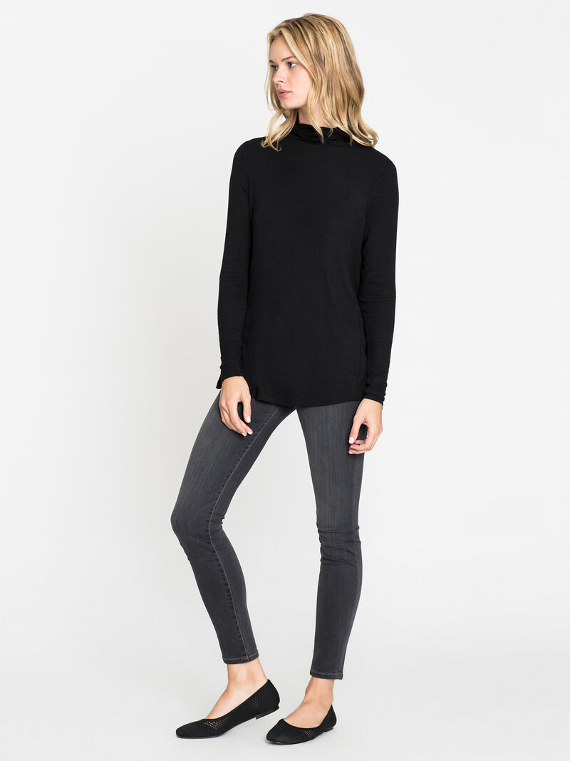 Woman Wears Tradewinds Top image number 3