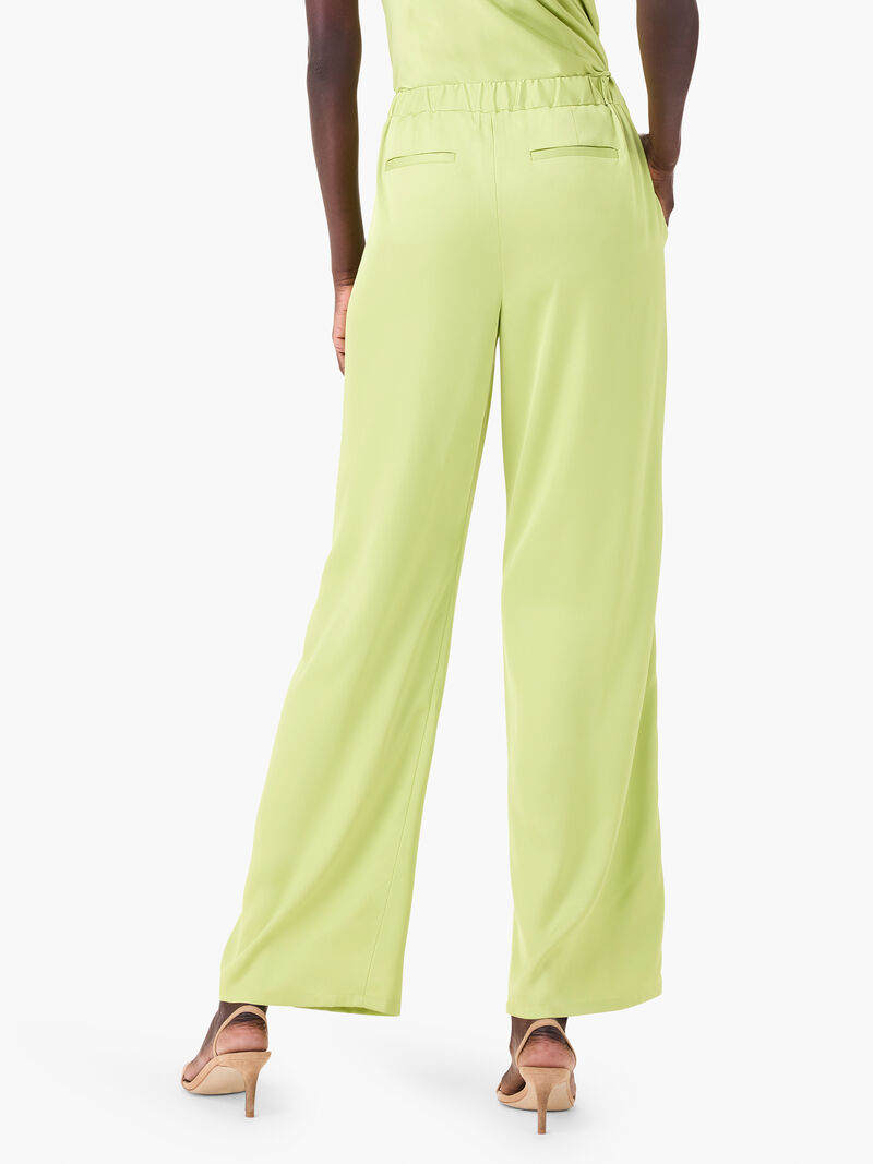 Woman Wears 30.5" Crepe Wide Leg Pant image number 4