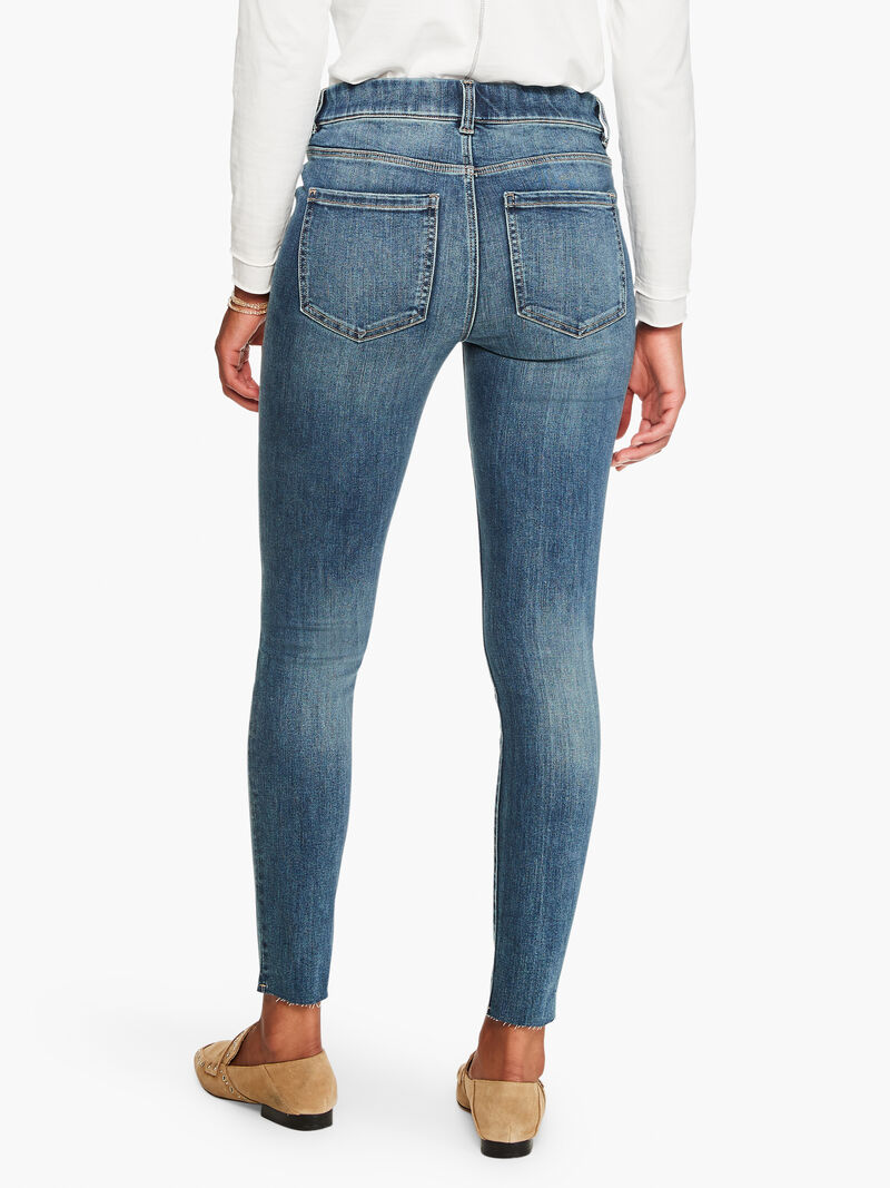 Woman Wears Liverpool - Gia Glider Ankle Skinny Jean image number 2