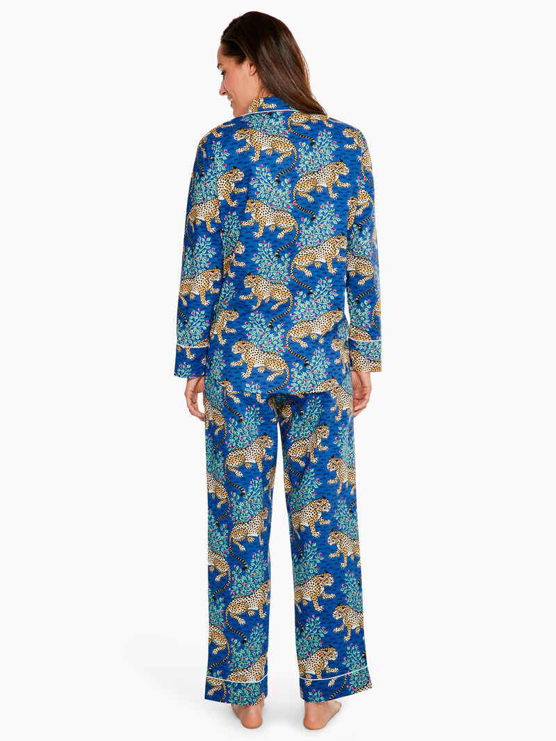 Woman Wears Printfresh Bagheera Long Sleeve Sleep Set image number 3