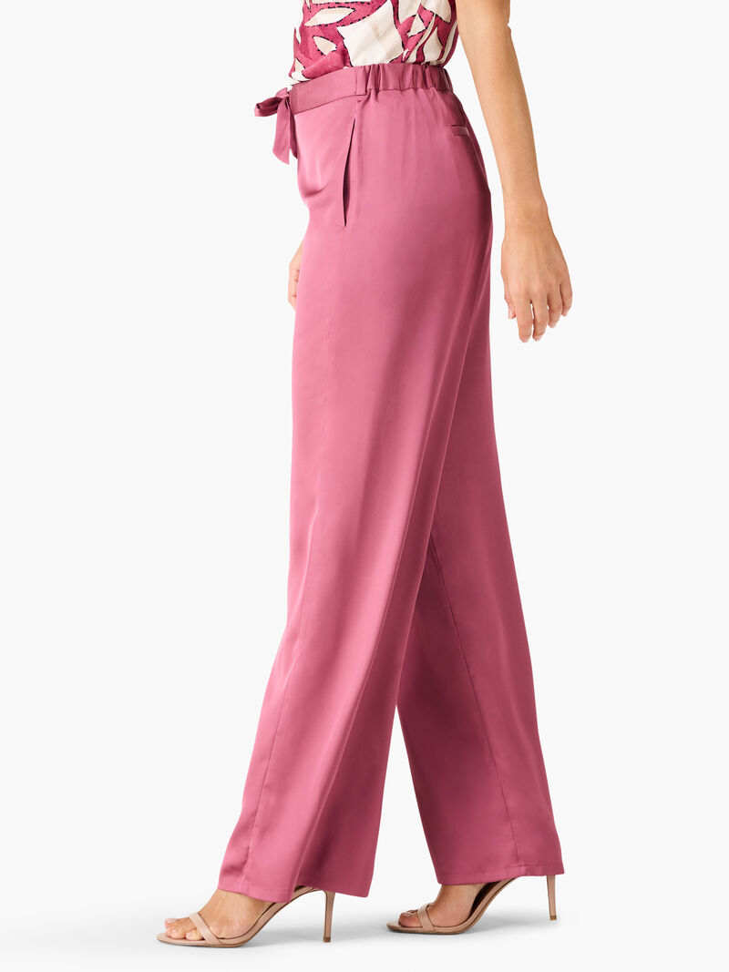 Woman Wears 30.5" Crepe Wide Leg Pant image number 2
