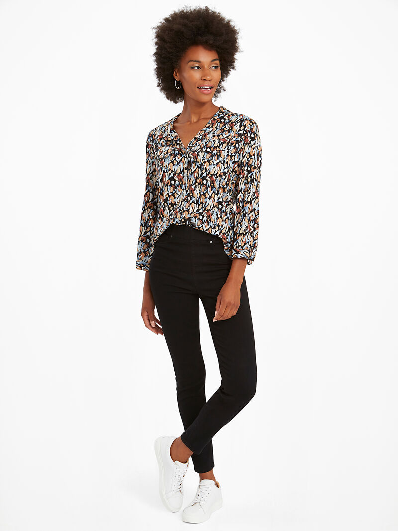 Woman Wears Liverpool Chloe Hi-Rise Ankly Skinny Jean image number 3