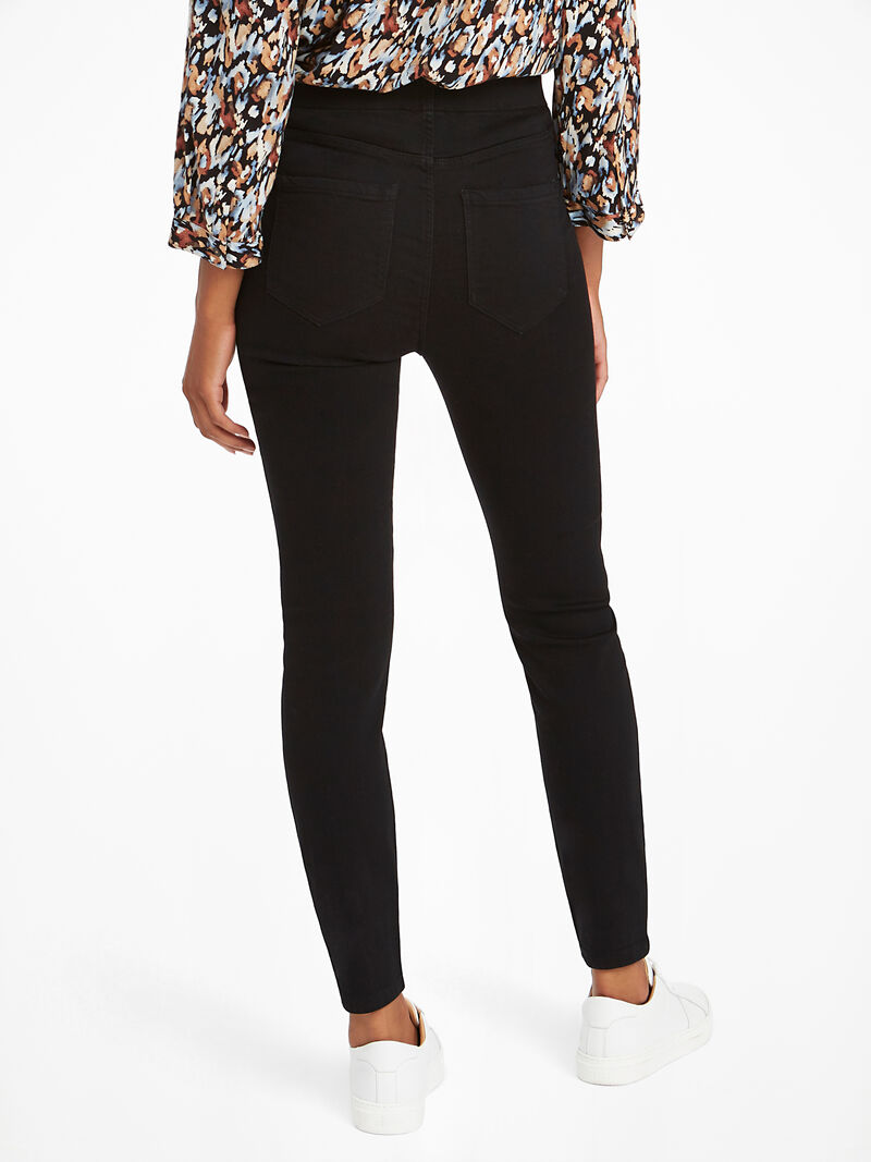 Woman Wears Liverpool Chloe Hi-Rise Ankly Skinny Jean image number 2