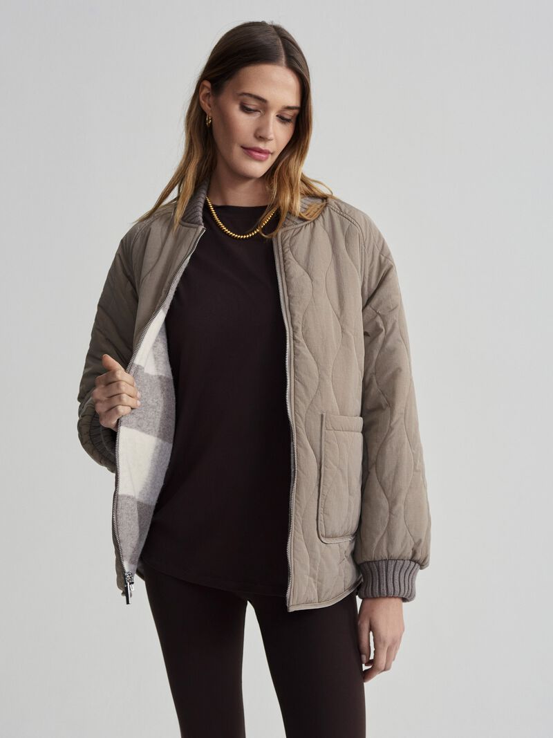 Woman Wears Varley - Reno Reversible Quilt Jacket image number 6