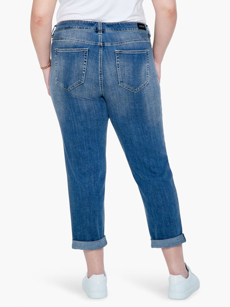 Woman Wears Liverpool Peyton Slim Boyfriend Jean image number 3
