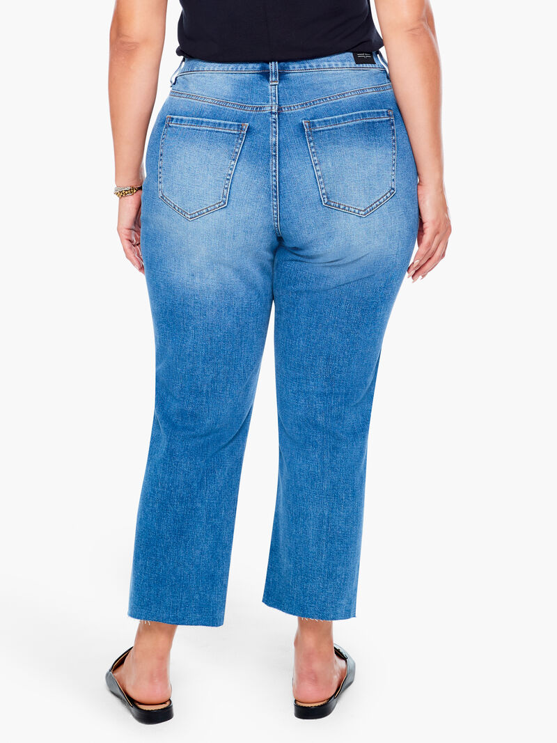 Woman Wears Liverpool - Crop Straight Jean W/ Fray Hem image number 3