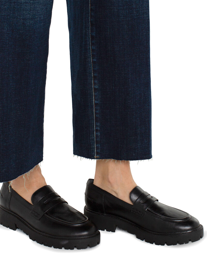 Woman Wears Liverpool - The Stride Hi-Rise Wide Leg W Cut Hem image number 2