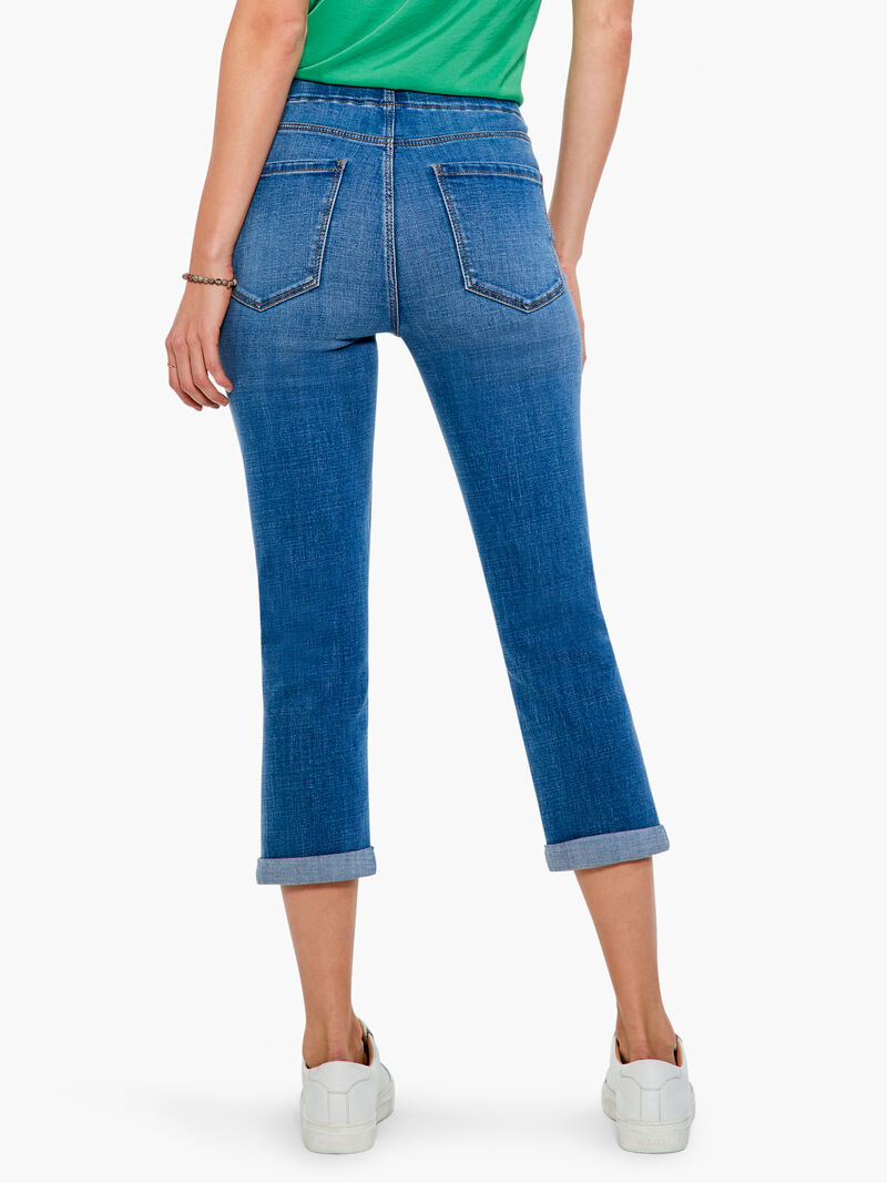 Woman Wears Liverpool Chloe Crop Skinny Jean with Rolled Cuff image number 2