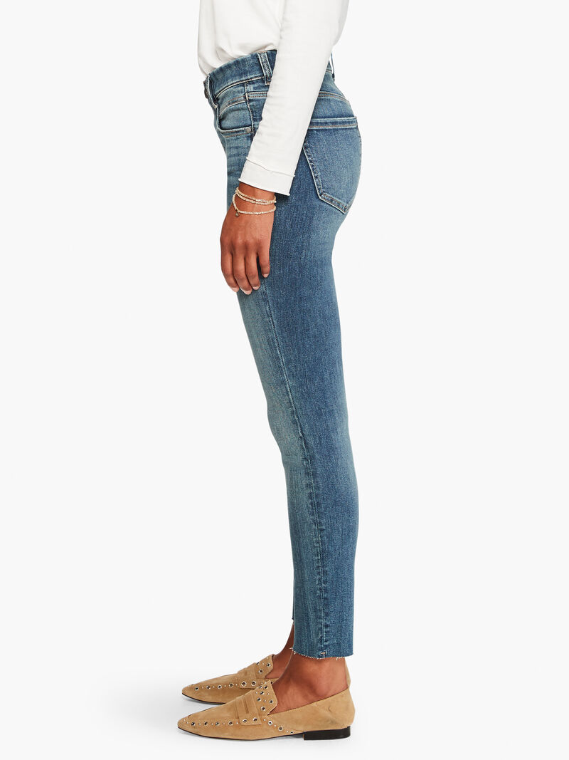 Woman Wears Liverpool - Gia Glider Ankle Skinny Jean image number 1