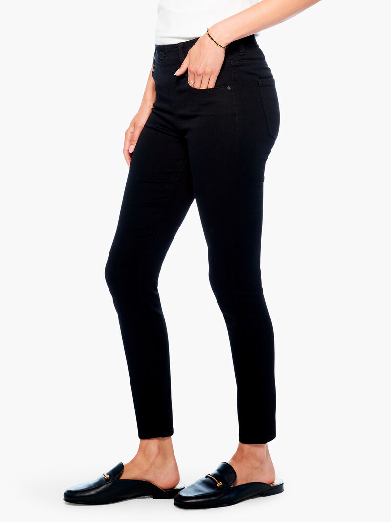 Woman Wears Liverpool - Gia Glider Ankle Skinny Jean image number 1