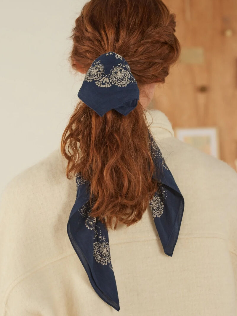 Woman Wears Moismont Foulard N°675 Scarf image number 1