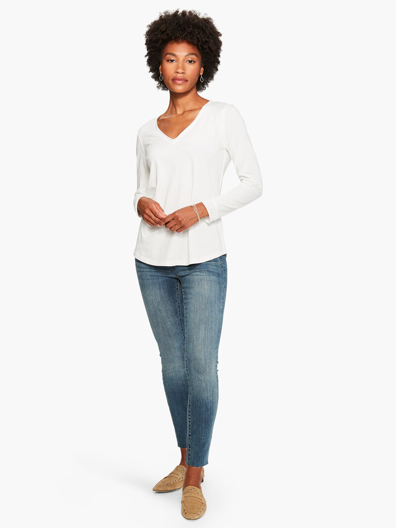 Woman Wears Liverpool - Gia Glider Ankle Skinny Jean image number 3