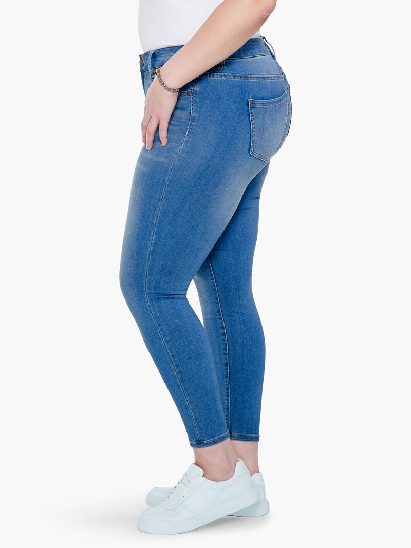 Woman Wears Liverpool Abby Ankle Skinny Jean image number 2