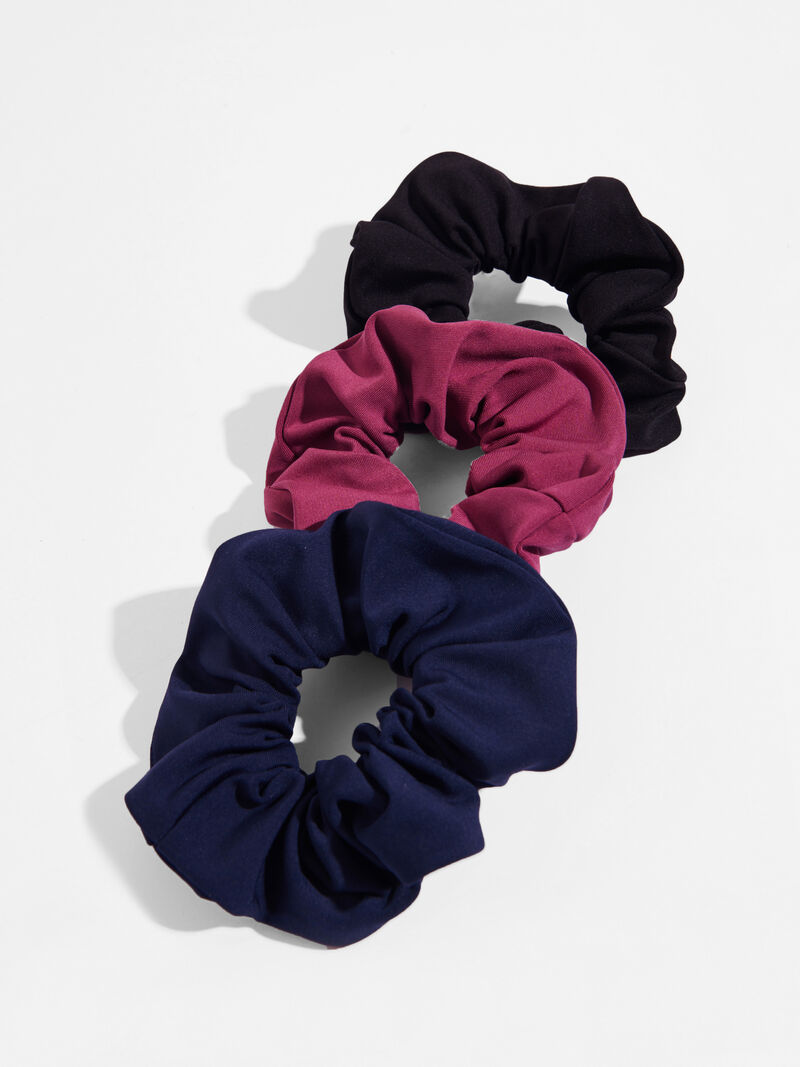 Woman Wears Flexfit Scrunchie Set image number 0
