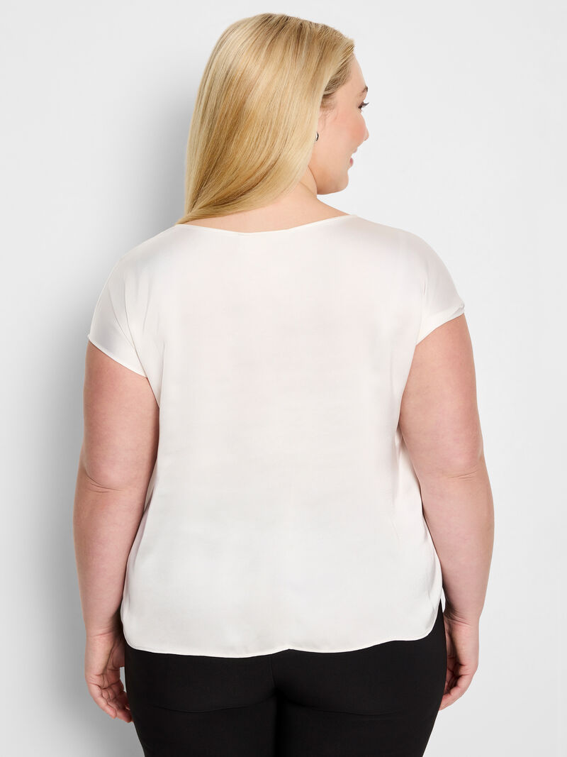 Woman Wears Day Gloss Woven Tee image number 3