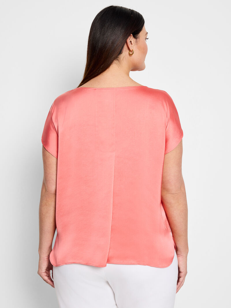 Woman Wears Day Gloss Woven Tee image number 3